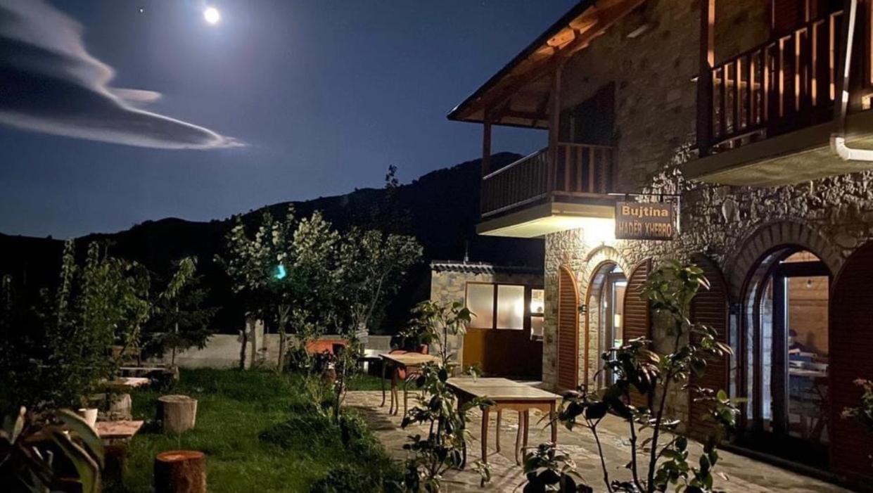 Bujtina Hader Xhebro Hostel Tepelene Екстериор снимка