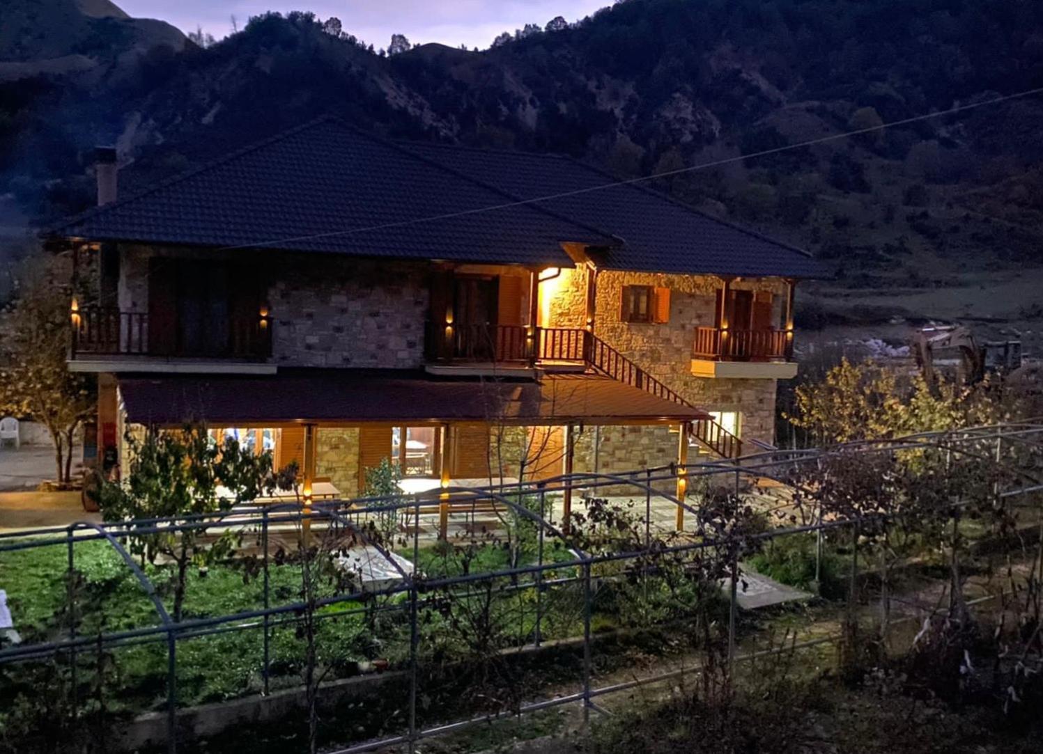 Bujtina Hader Xhebro Hostel Tepelene Екстериор снимка